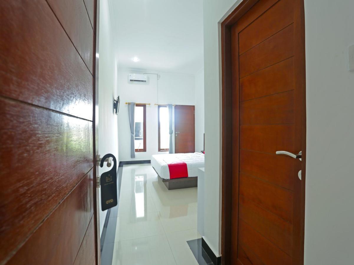 Oyo 90859 Cahaya Guest House Pesanggaran Esterno foto