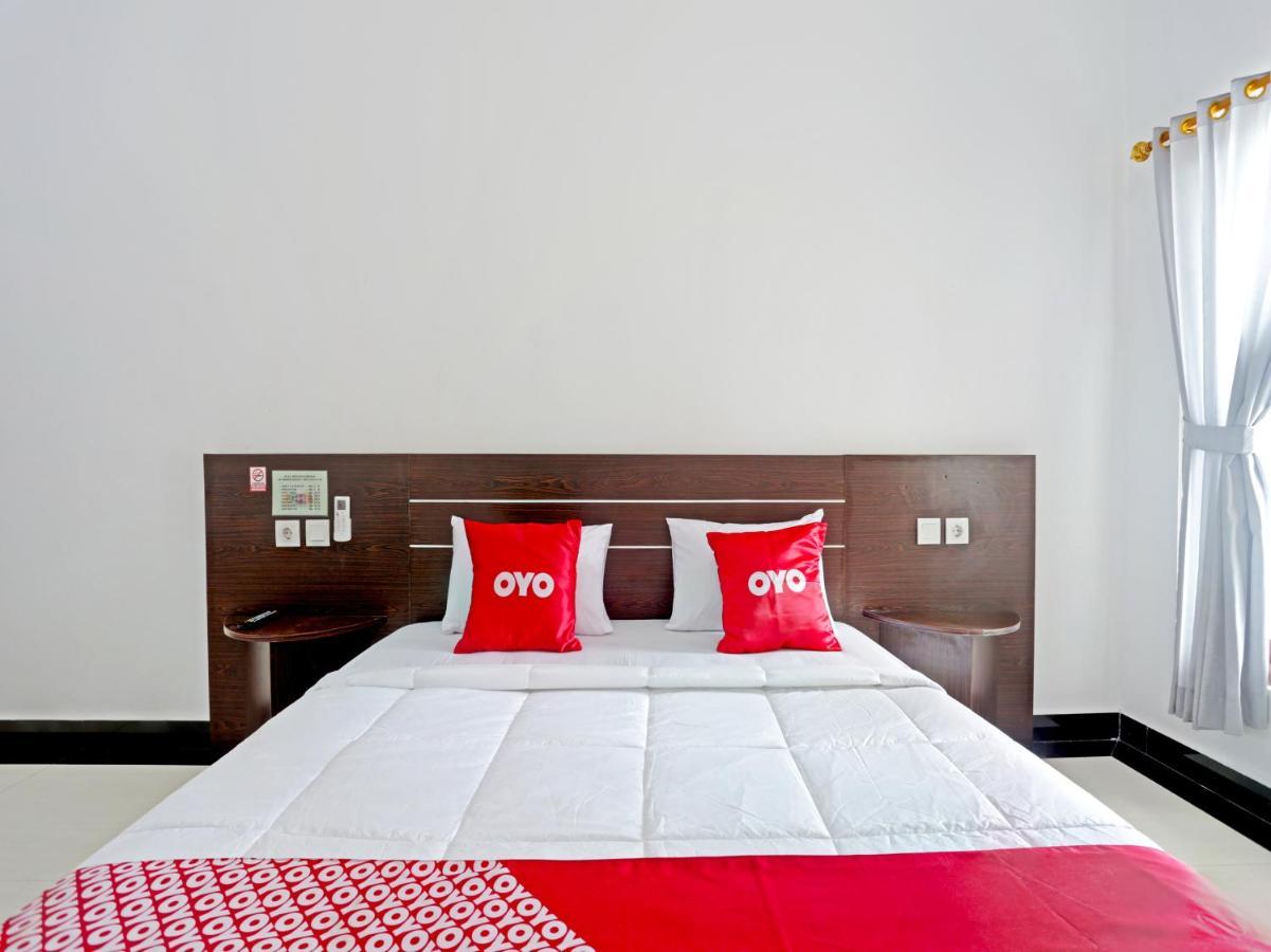 Oyo 90859 Cahaya Guest House Pesanggaran Esterno foto