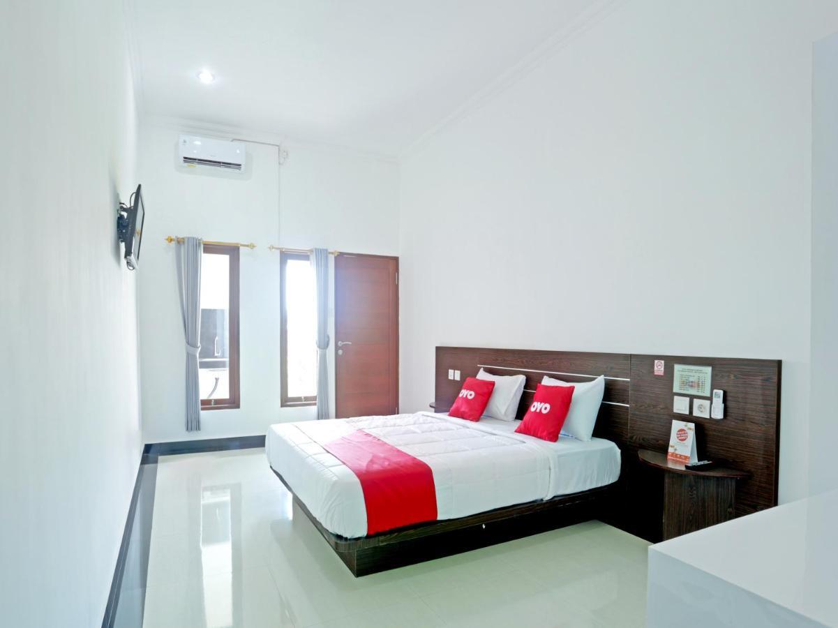 Oyo 90859 Cahaya Guest House Pesanggaran Esterno foto
