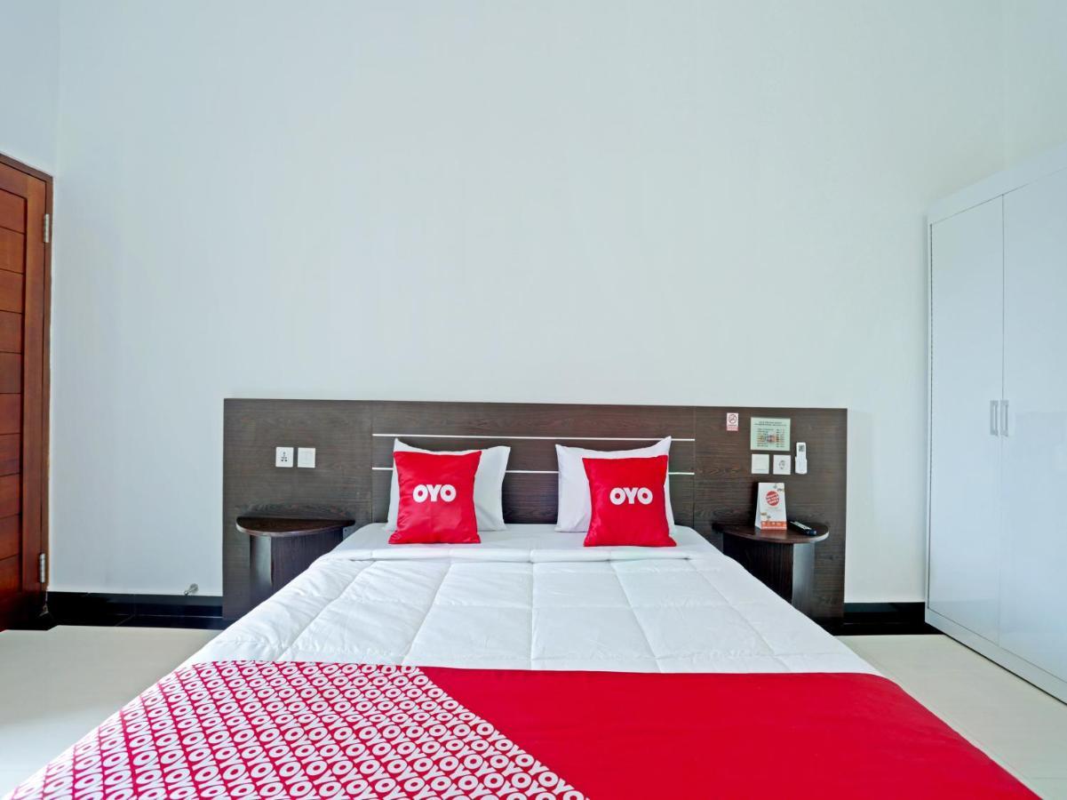Oyo 90859 Cahaya Guest House Pesanggaran Esterno foto