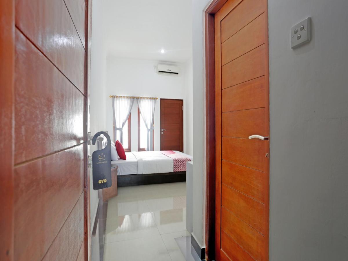 Oyo 90859 Cahaya Guest House Pesanggaran Esterno foto