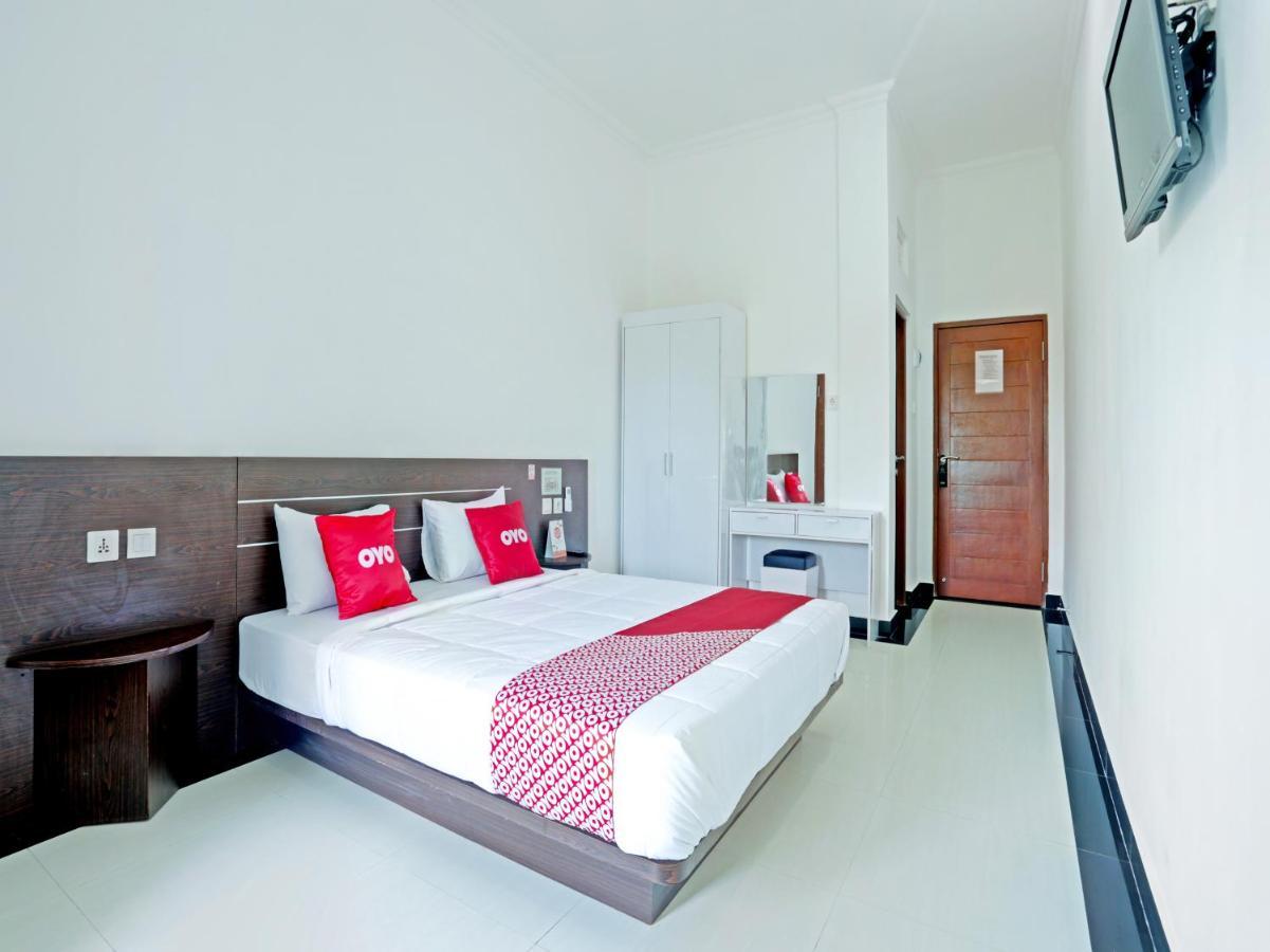 Oyo 90859 Cahaya Guest House Pesanggaran Esterno foto