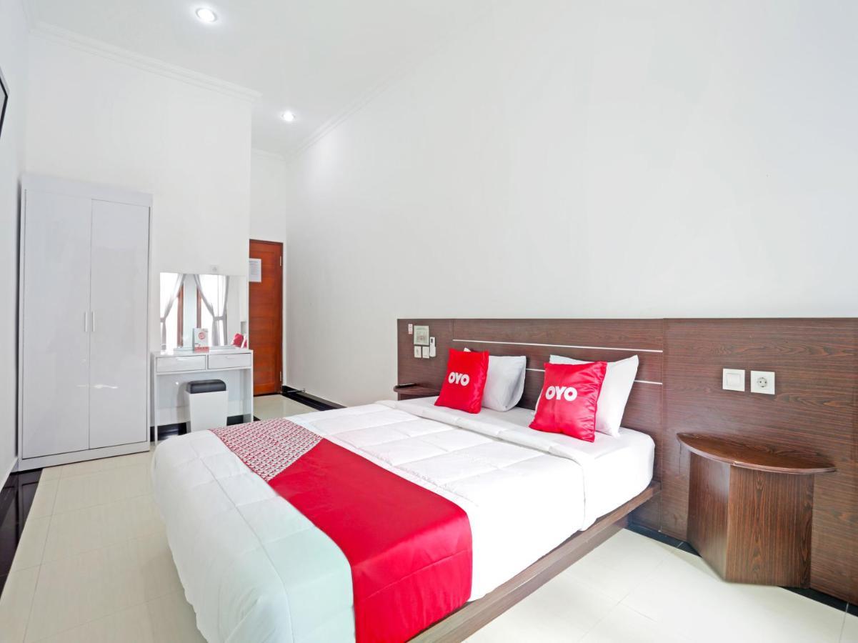 Oyo 90859 Cahaya Guest House Pesanggaran Esterno foto