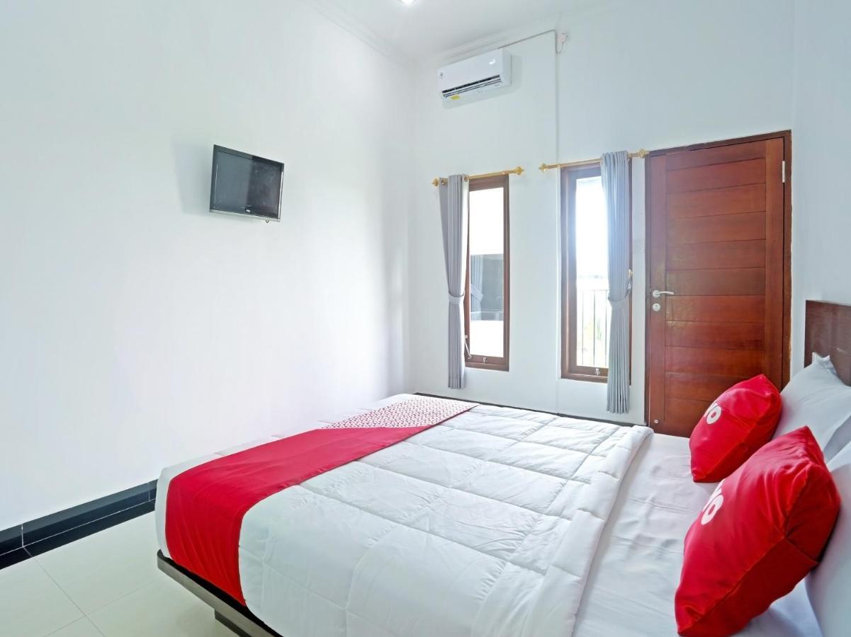 Oyo 90859 Cahaya Guest House Pesanggaran Esterno foto