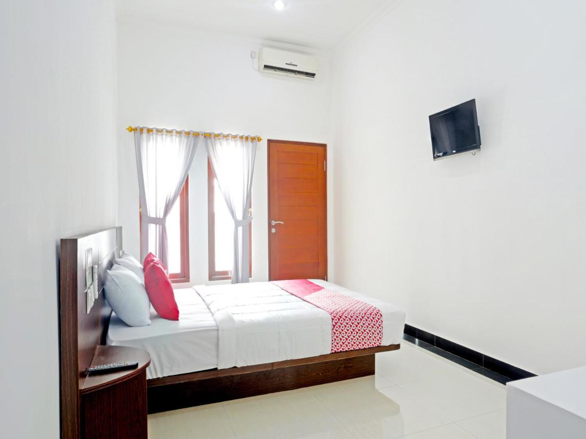Oyo 90859 Cahaya Guest House Pesanggaran Esterno foto